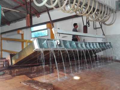 Tramite un compressore viene sprigionato freddo in due serpentine in cui circola ammoniaca in forma gassosa. Le serpentine, essendo a contatto con l�acqua salata che circonda gli stampi, fanno scendere la temperatura fino a -8 gradi, permettendo la formazione del ghiaccio nei blocchi 